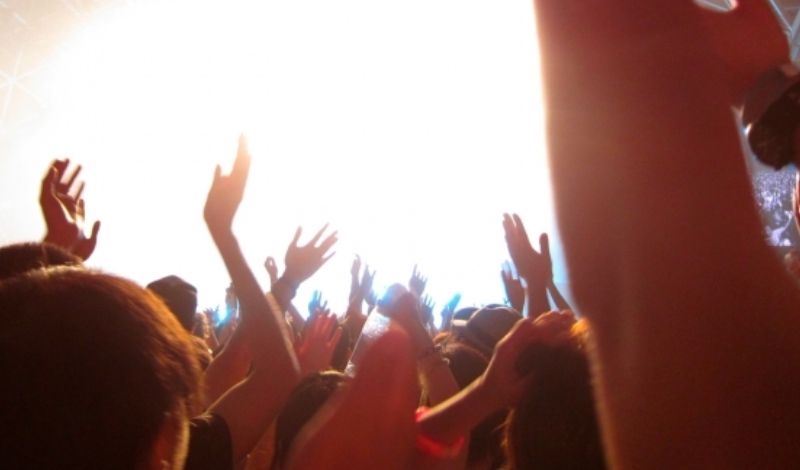 音楽ライブ,コンサート,観客,偽客,舞台,サクラ,代行,代理出席,代わり,ファン,イベント,ノルマ